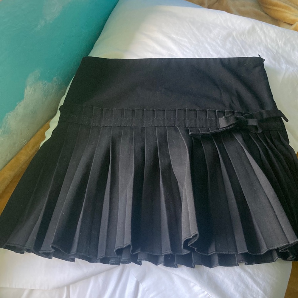Black bowed skirt